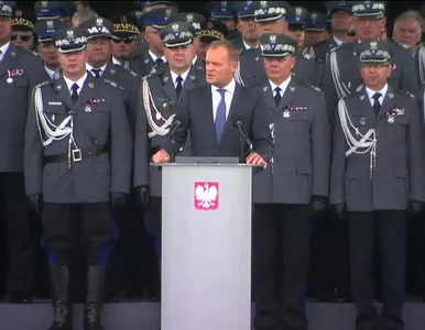 Miniatura: Tusk: Kto podnosi rękę na policjanta,...