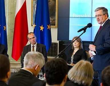 Miniatura: Komorowski: doświadczymy ceny życia na kredyt