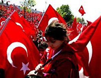 Miniatura: Turcy bronią świeckości państwa