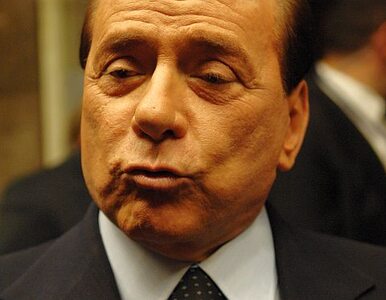 Miniatura: Półnagie kobiety otoczyły Berlusconiego