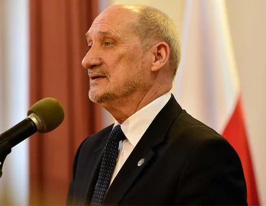 Miniatura: Macierewicz prostuje: Nie 20, a 40 osób...