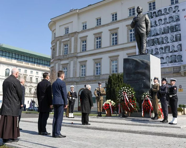 Miniatura: Prezes PiS złożył hołd ofiarom katastrofy...