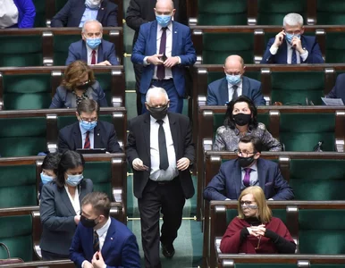 Miniatura: PiS z mniej niż 200 posłami w najnowszym...