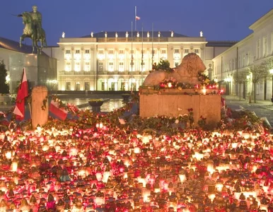 Miniatura: Polska uczciła ciszą ofiary katastrofy w...