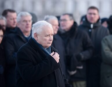 Miniatura: Kaczyński przed pomnikiem smoleńskim....