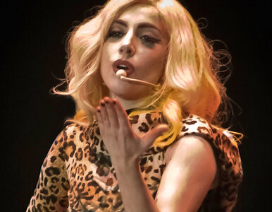 Miniatura: Lady Gaga z biało-czerwoną flagą. Show...