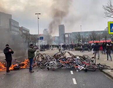 Protesty przeciwko godzinie policyjnej w Holandii. Płonące rowery,...