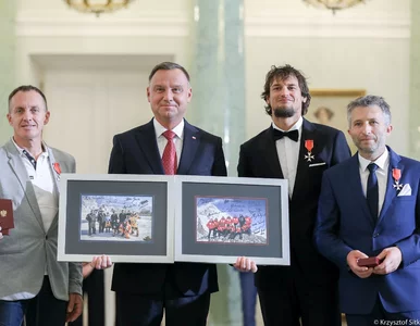 Miniatura: Prezydent odznaczył uczestników akcji...