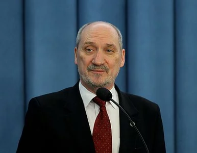 Miniatura: Macierewicz donosi na byłego ministra i...