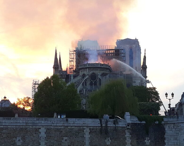 Miniatura: Politycy komentują pożar katedry Notre...