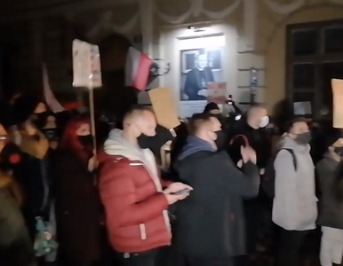 „Kraków wolny od Dziwisza”. Demonstracja przed kurią po reportażu „Don...
