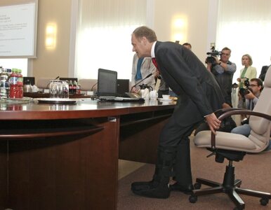 Miniatura: Rząd obraduje, Tusk leczy nogę?