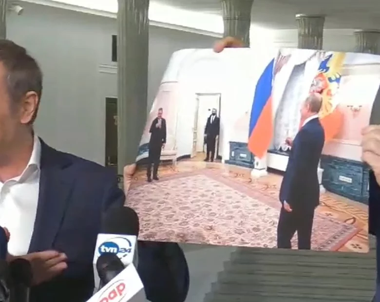 Miniatura: Donald Tusk pokazał na konferencji...