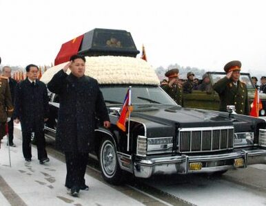 Korea Północna: trwa żałoba po Kim Dzong Ilu. Kim Dzong Un obserwuje ją...