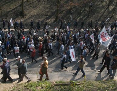 Miniatura: Stoczniowcy protestują przed MON