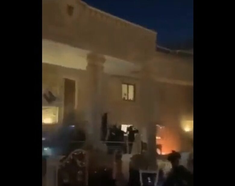 Szturm na ambasadę Szwecji w Iraku. Protestujący podpalili budynek