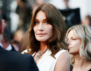 Miniatura: Carla Bruni w bieliźnie na pokazie mody....