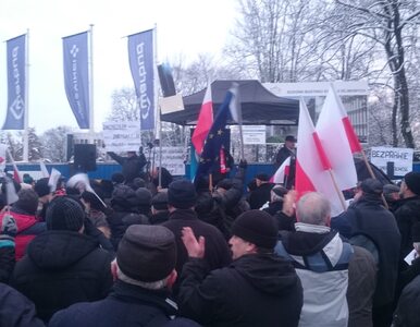 Miniatura: Mundurowi protestują przed Sejmem....