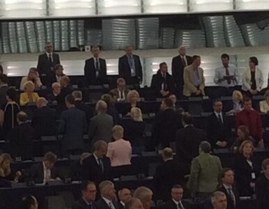 "Oda do radości" w europarlamencie. Posłowie się odwracają albo wychodzą