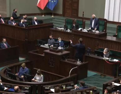 Miniatura: Sondaż CBOS. Wzrost poparcia dla PiS,...