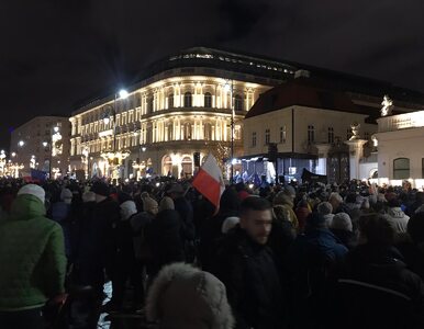 Protesty w obronie TVN. Rozpoczęła się demonstracja w Warszawie. Tłum...