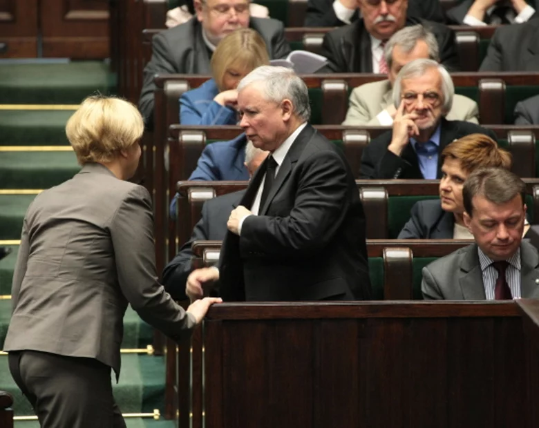 Miniatura: PiS: rząd pozwala okradać Polaków - chroni...