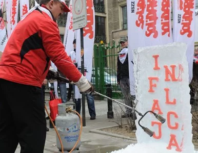 Miniatura: Bryła lodu i palnik. Budżetówka protestuje...