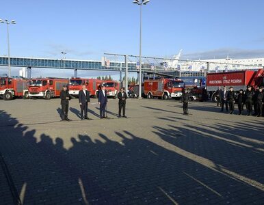 Polscy strażacy wrócili ze Szwecji. Przywitali ich premier i szef MSWiA