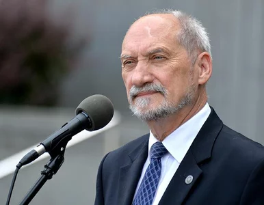 Miniatura: Szef MON Antoni Macierewicz na pożegnaniu...