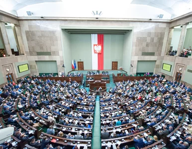 Miniatura: PiS traci przewagę nad PO, a Lewica się...