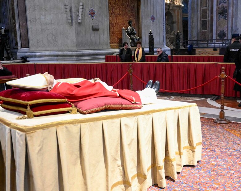 Ciało Benedykta XVI wystawione publicznie. Za wszystkim stoi...