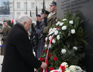 Miniatura: Tłum policjantów i demonstranci. Pierwsza...