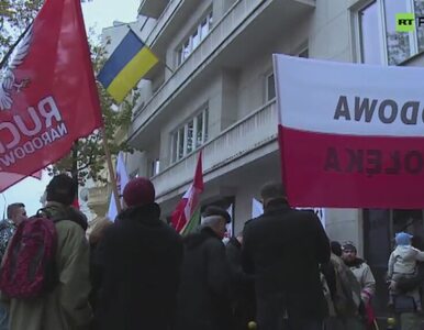 Miniatura: Narodowcy protestują przed ambasadą Ukrainy