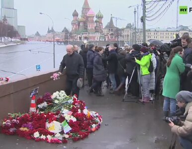 Miniatura: Mieszkańcy Moskwy składają kwiaty w...