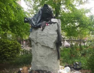 Pomnik ks. Popiełuszki w Nowym Jorku obrzucony śmieciami. Policja...