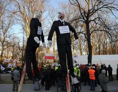 Miniatura: Bębny i Tusk na palu - "Solidarność" pod...