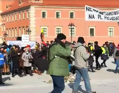 Miniatura: Protest w Warszawie przeciwko budowie...