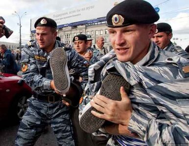 Rosja: zgromadzenia w sprawie prawa do gromadzeń. Policja zatrzymuje...