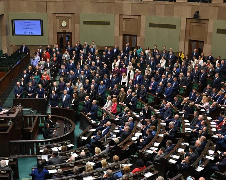 Miniatura: Sondaż. PiS umacnia się na pozycji lidera....