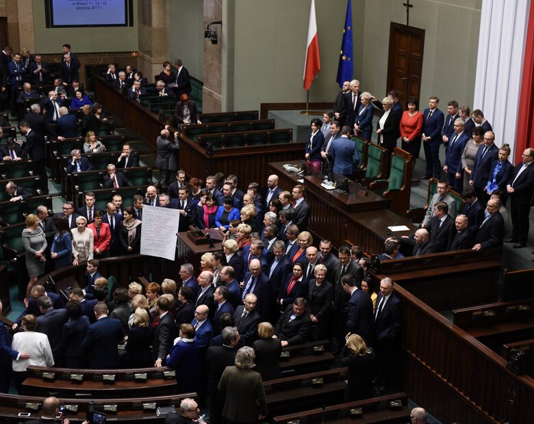 Miniatura: Sejmowy protest zawieszony. Kto stracił, a...
