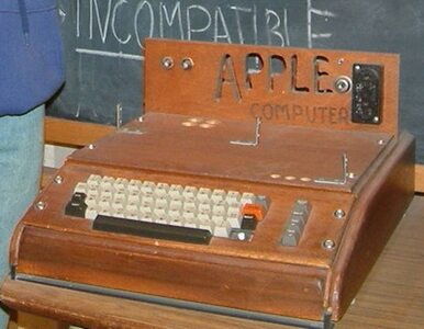 Miniatura: Zabytkowy komputer Apple w śmieciach....