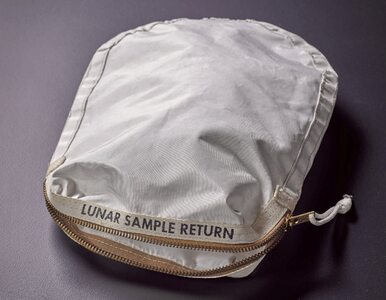 Miniatura: Księżycowa torba na sprzedaż. Armstrong...