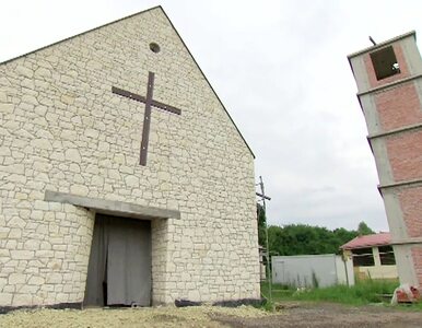 Miniatura: Zanussi wraz z żoną buduje kościół....