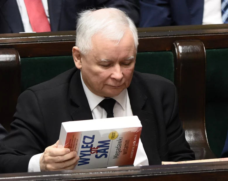 Miniatura: Jarosław Kaczyński z książką w Sejmie....