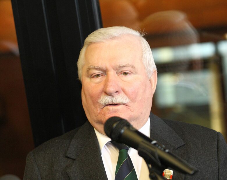 Miniatura: Lech Wałęsa pokazuje zdjęcie z Trumpem....