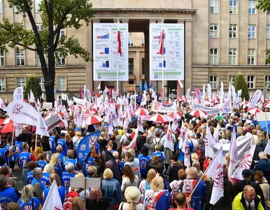 Miniatura: Nauczyciele pikietują przed MEiN. Lewica...