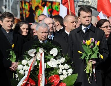 "Rządzący chcą zabić prawdę o Smoleńsku". PiS pod Pałacem