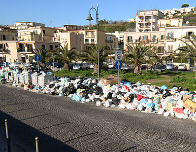 Miniatura: Neapol czyli góra śmieci. Kryzys trwa