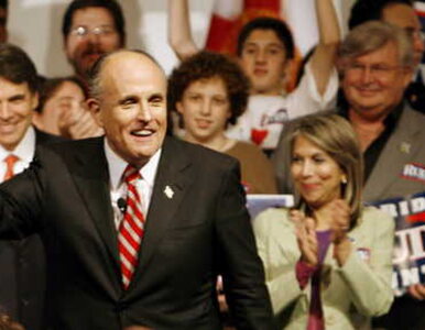 Giuliani wycofał się i poparł McCaina