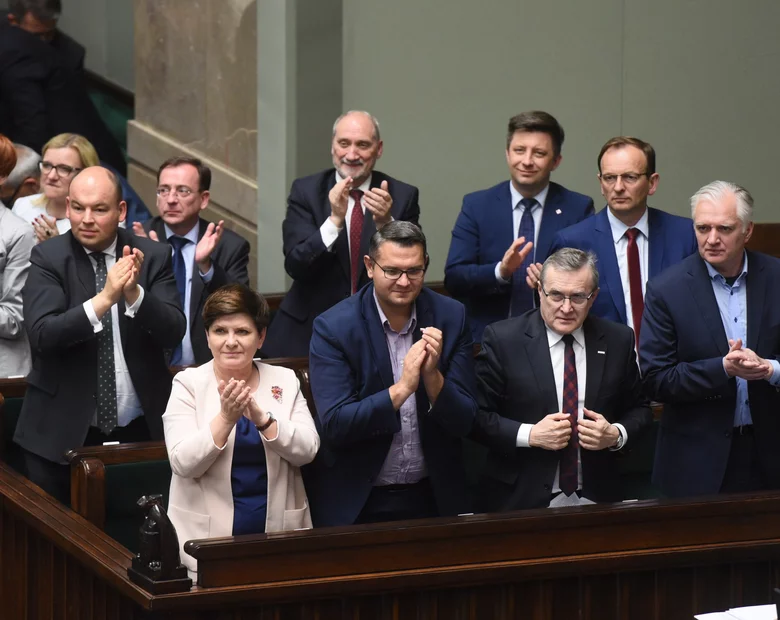 Miniatura: Sondaż: Polacy źle oceniają rząd i premier...